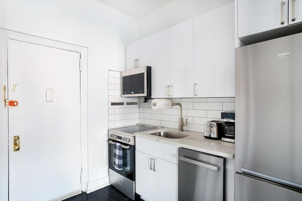 444-5C Newly Renovated Studio Midtown West W&D Apartment นิวยอร์ก ภายนอก รูปภาพ